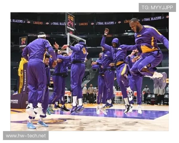 以三宝家庭温情亮相 丹尼斯施罗德携家人送上篮球圣诞祝福冬日暖意